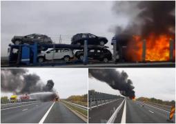 Un autotren încărcat cu Dustere a luat foc pe Autostrada A1. VIDEO