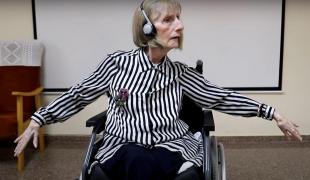 Femeia s-a emoţionat când a auzit un fragment din Lacul Lebedelor