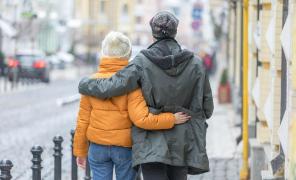 Tineri care merg îmbrăţişaţi pe stradă