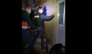Polițiștii fac percheziții domiciliare la mai mulți bărbați bănuiți de agresarea unor minori