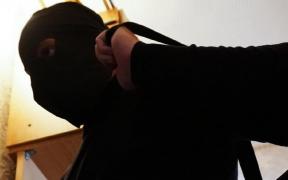 Vecinul unei femei a mâncat o bătaie soră cu moartea protejând-o pe bătrână de hoțul care îi intrase noaptea, în casă