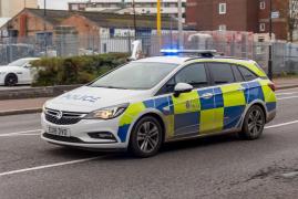 Mașină de poliție, fotografiată pe o stradă dintr-un oraș din Marea Britanie