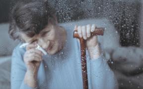 O bătrână a murit "de disperare" într-un cămin, după ce a refuzat să mai mănânce. Nu ştia de restricţii, credea că familia a abandonat-o