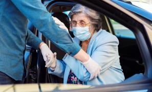 Bătrână beată la volan, pe un drum din Harghita. Femeia abia a reușit să sufle în aparatul etilotest