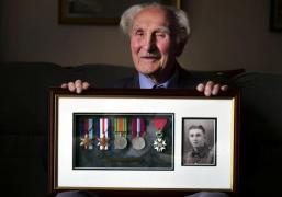 Jim Pass prezentând onorurile sale