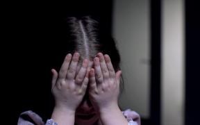 Fetiţă care plânge