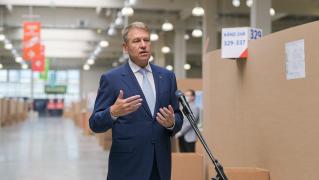 Klaus Iohannis, fotografiat în timpul vizitei la Unitatea de Suport Medical „Bucureștii Noi”