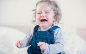 Copil plângând