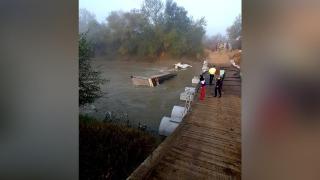 Șoferul încerca să traverseze un pod