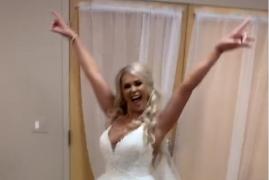 "Mi-ai stricat mireasa!", a urlat îngrozit un mire, după ce viitoare sa soţie a căzut de pe scaunul cu care a fost ridicată de invitaţi, fracturându-şi piciorul. VIDEO