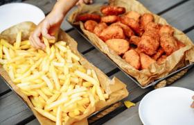 Aripioare de pui şi cartofi prăjiţi