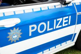 Mașină de poliție, fotografiată pe o stradă dintr-un oraș din Germania