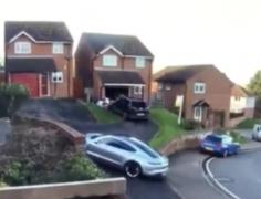 Un șofer neatent și-a avariat bolidul de lux.