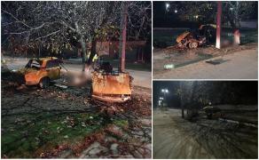 O maşină s-a rupt în două după ce s-a izbit violent de un copac. Şoferul de 22 de ani a murit pe loc