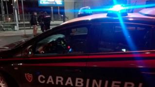 Italian bătut cu o mătură pentru bani și amenințat cu moartea de o româncă de 25 de ani