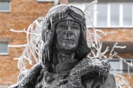 Statuie a unui aviator, acoperită de gheaţă, în Rusia