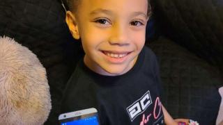 O fetiță de 5 ani și-a salvat mama după ce a sunat la Ambulanță