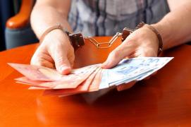 Poliţistul ar fi încasat mita de la rudele unei persoane încarcerate