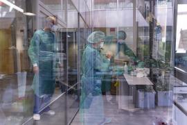 Doctori pregătindu-se să intre într-o secție Covid-19