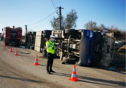 Patronul fermei de care aparţin porcii a trimis un alt mijloc de transport în zonă