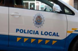 Mașină de poliție, fotografiată pe o stradă dintr-un oraș spaniol