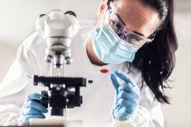 Un laborant testează o probă de sânge