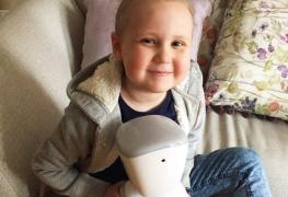 Seren, alături de roboțelul cu ajutorul căruia poate merge la școală