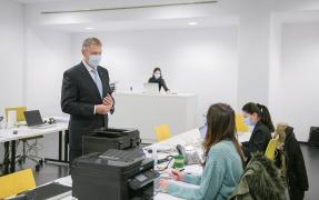 Klaus Iohannis, în vizită la Call Center-ul Direcției de Sănătate Publică de la Arena Națională
