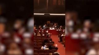 Momentul în care o orchestră din Viena începe să cânte pentru a-i calma pe spectatorii adăpostiți din calea teroriștilor