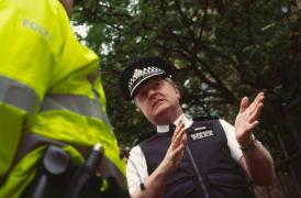 Polițiștii britanici pun la punct ultimele detalii ale operațiunii.