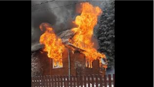 Pompierii s-au luptat mai bine de două ore cu flăcările, pentru a lichida incendiul