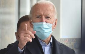 Postarea lui Joe Biden cu "Vom câştiga", marcată cu avertizare de Facebook. Mesajul lui Trump cu "vor să fure alegerile", ascuns de Twitter