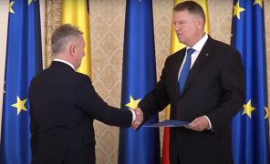 Lucian Bode dă mâna cu președintele Klaus Iohannis, pe 4 noiembrie 2019, când a fost învestit ministrul al Transporturilor