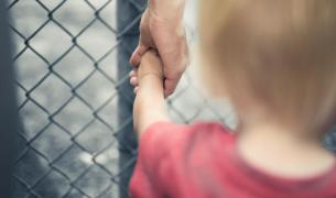 Copil ţinut de mână