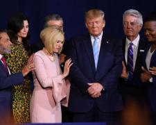Paula White-Cain a invocat divinitatea pentru a-l ajuta pe Donald Trump să câştige alegerile,