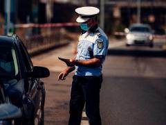 Șofer din Galați, rupt de beat, a adormit la volan în timp ce era controlat de polițiști