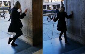 Momentul când o fată oarbă se apropie de un artist de stradă și începe să danseze