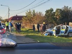 O maşină de poliţie aflată în urmărire s-a izbit de un alt autoturism, la Buhuși