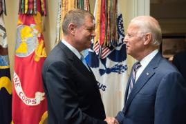 Klaus Iohannis, fotografiat alături de Joe Biden, în timpul unei vizite în SUA, în 2015