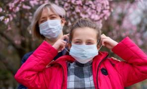 Fiică şi mamă purtând mască de protecţie