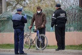Forţele de ordine se asigură că persoanele respectă măsurile anti-coronavirus care au fost instituite