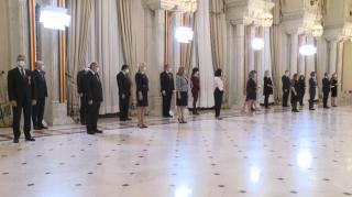 Klaus Iohannis a decorat mai mulţi medici pentru efortul depus în pandemia de Covid-19