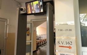 Secție de vot amenajată într-o școală, cu cameră de termoscanare în contextul pandemiei Covid-19