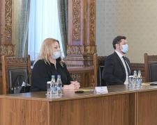 Avocata Diana Șoșoacă, viitor senator AUR de Iași, a ținut masca de protecție sub nas în fața lui Klaus Iohannis