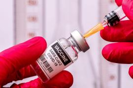 Primele două persoane care s-au vaccinat sunt o octogenară şi o infirmieră