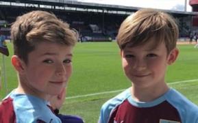 Băieţelul vrea să alerge zi de zi până la Crăciun