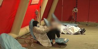 Pacienți infectați cu noul coronavirus, tratați în corturi și containere din cauza aglomerării