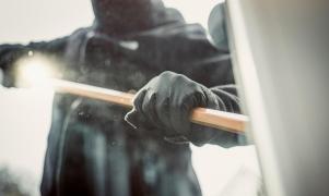 Bărbatul a încercat să intre în casă pe geam