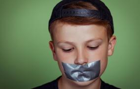 Băiat cu bandă adezivă la gură