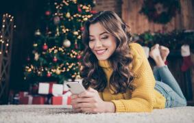 Tânără care scrie pe telefon